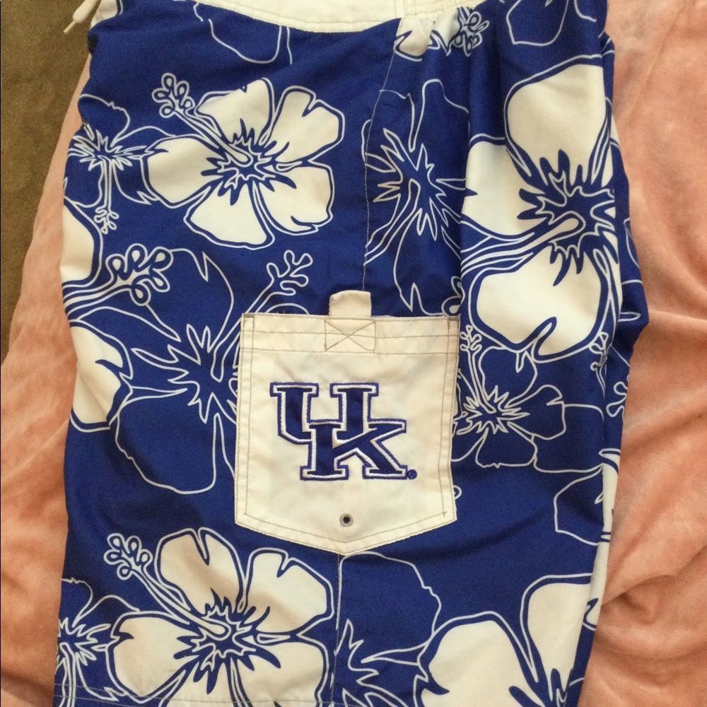 GIII UK swim trunks license college trunks. Lined size Medium